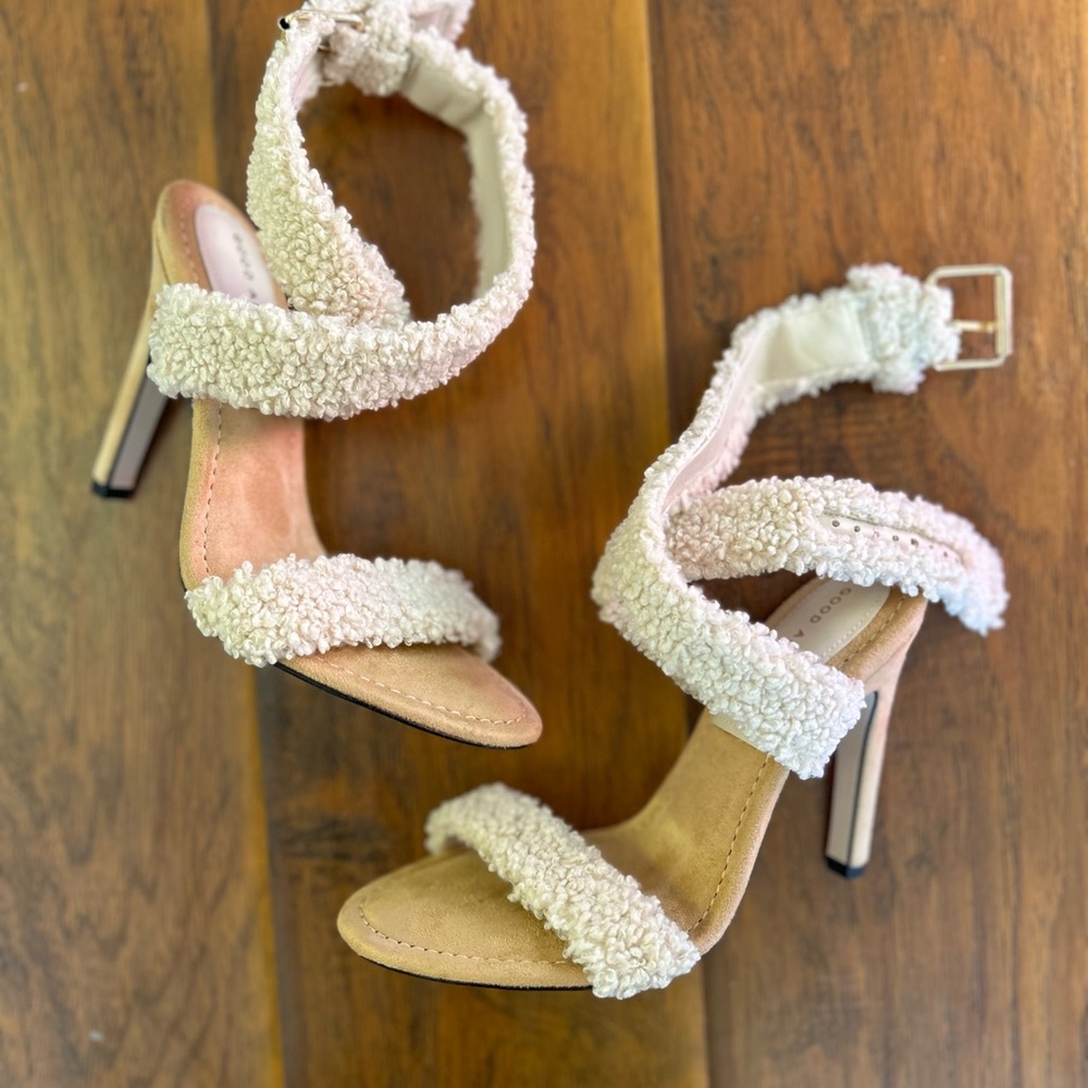 Good American Heels Sherpa Fuzzy Neutra